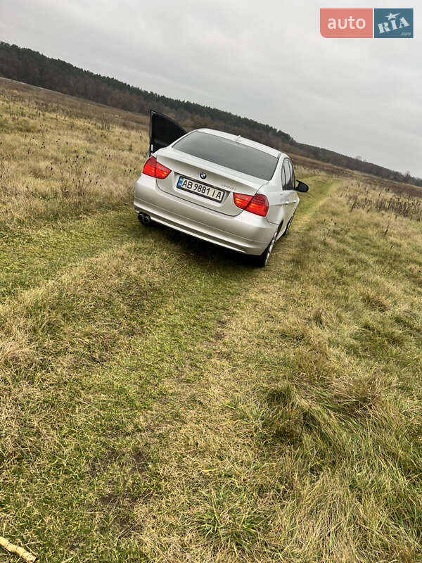 Седан BMW 3 Series 2011 в Калиновке