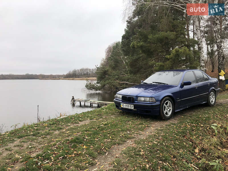 Седан BMW 3 Series 1992 в Виннице