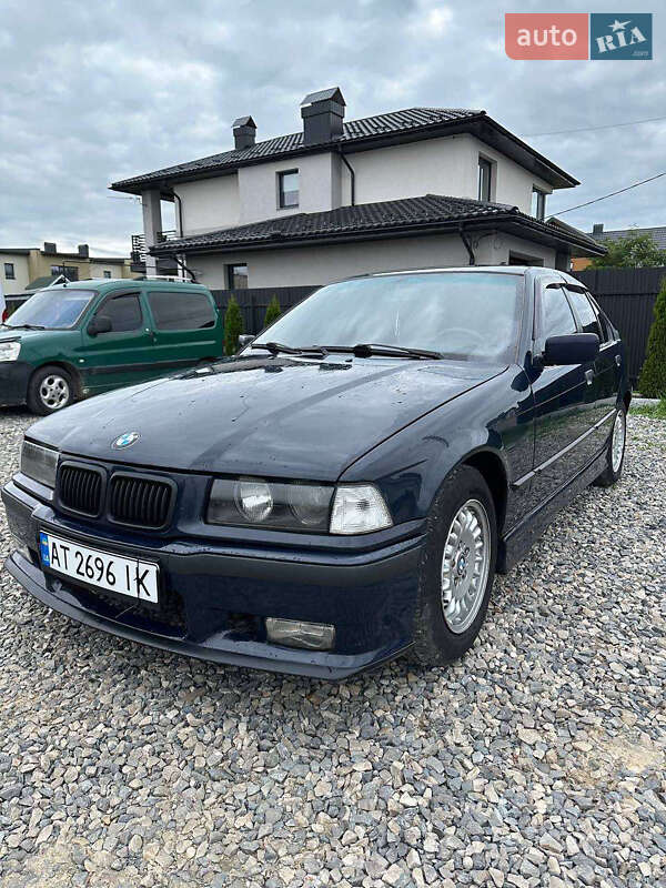 Седан BMW 3 Series 1993 в Хотине