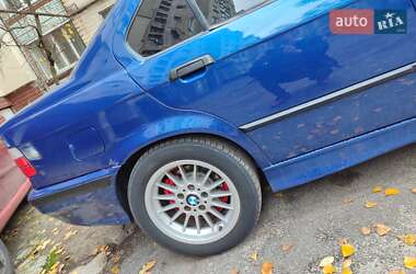 Седан BMW 3 Series 1991 в Каменском