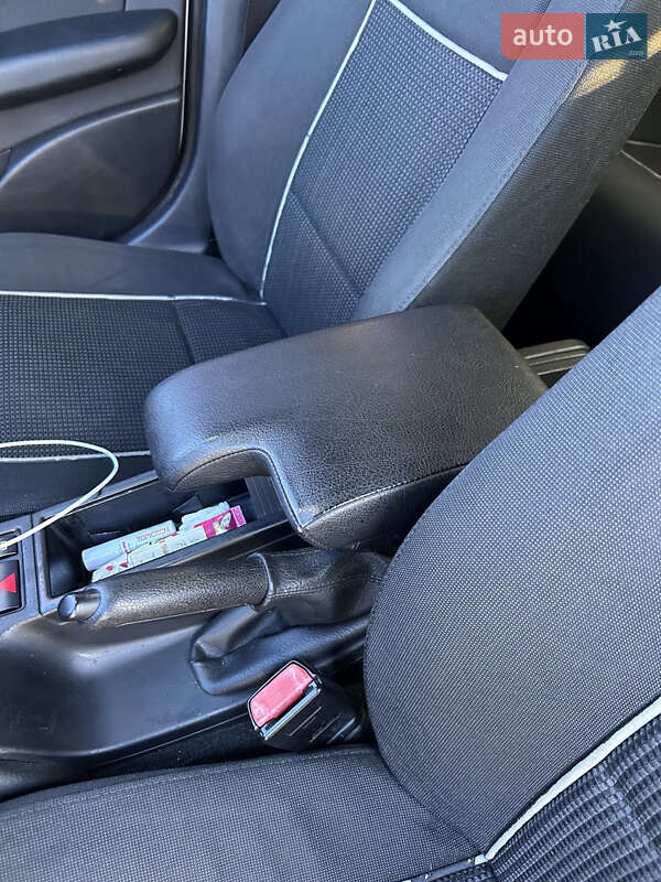 Седан BMW 3 Series 2002 в Києві