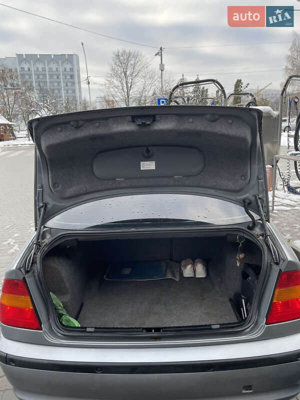 Седан BMW 3 Series 2004 в Львове