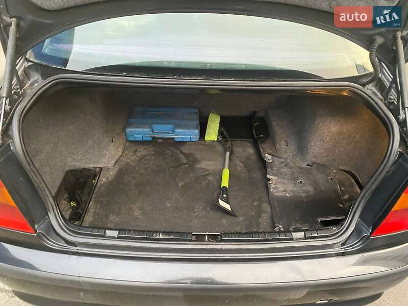 Седан BMW 3 Series 2003 в Коцюбинском