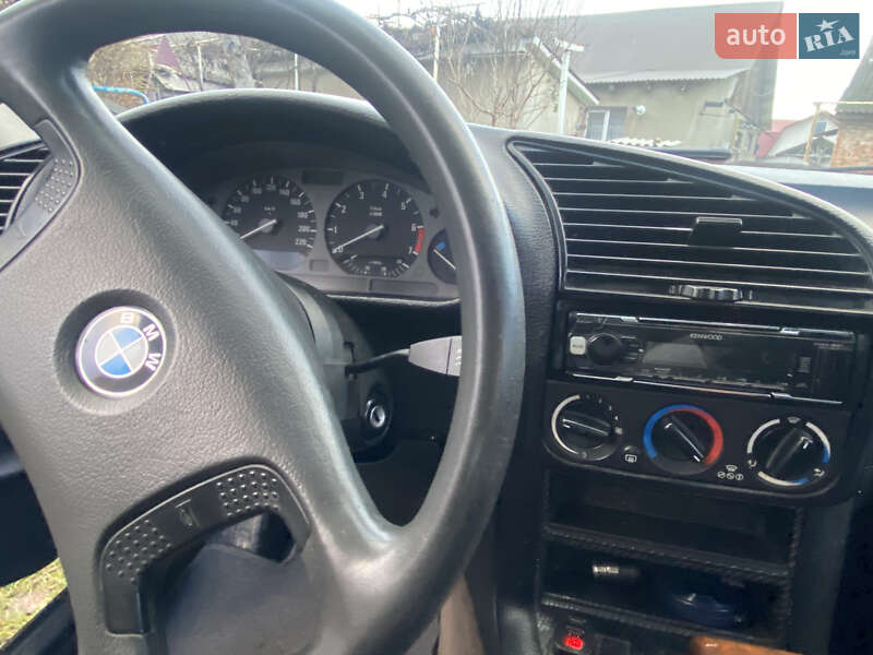 Седан BMW 3 Series 1993 в Хотине