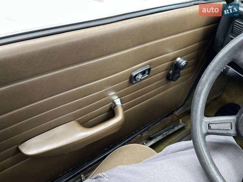 Седан BMW 3 Series 1983 в Харькове