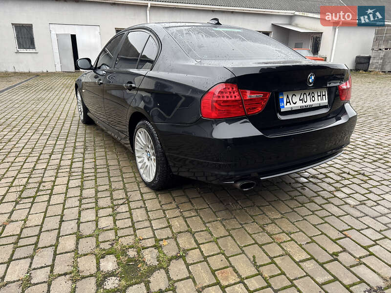 Седан BMW 3 Series 2010 в Нововолинську