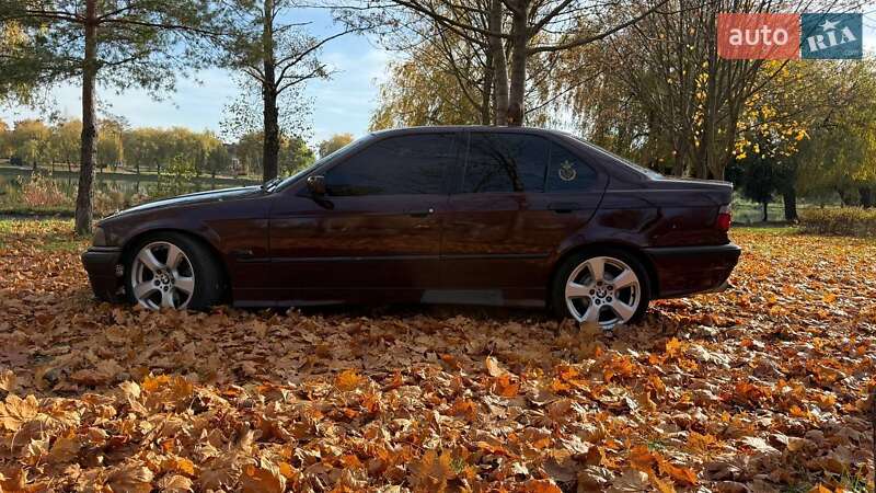 Седан BMW 3 Series 1993 в Ровно