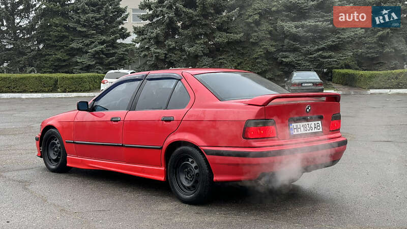 Седан BMW 3 Series 1992 в Черноморске