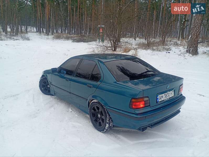 Седан BMW 3 Series 1993 в Горенці