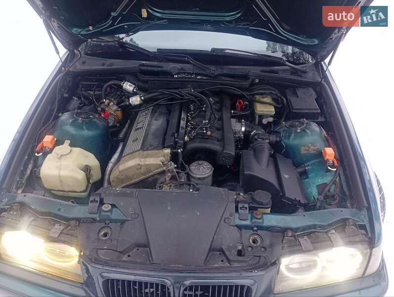 Седан BMW 3 Series 1993 в Горенці