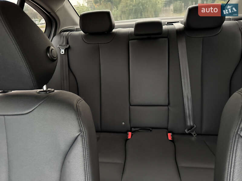 Седан BMW 3 Series 2017 в Хмельницком