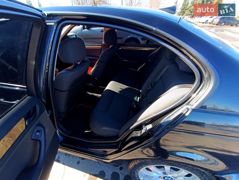 Седан BMW 3 Series 2004 в Романіву
