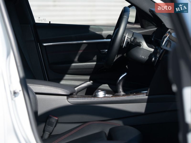 Седан BMW 3 Series 2016 в Львові