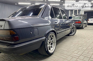 Седан BMW 5 Series 1983 в Дніпрі