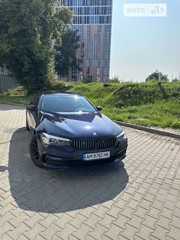 Седан BMW 5 Series 2016 в Вишневом