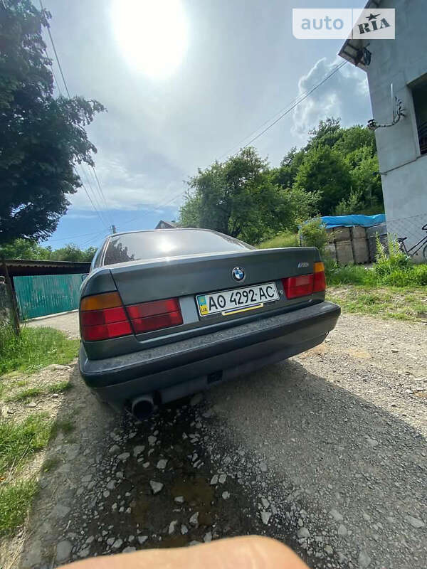 Седан BMW 5 Series 1989 в Рахові