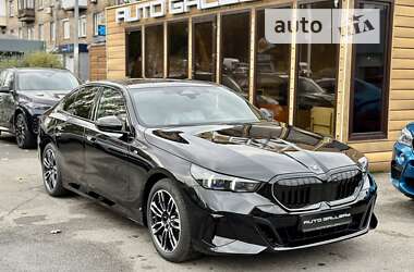 Седан BMW 5 Series 2023 в 