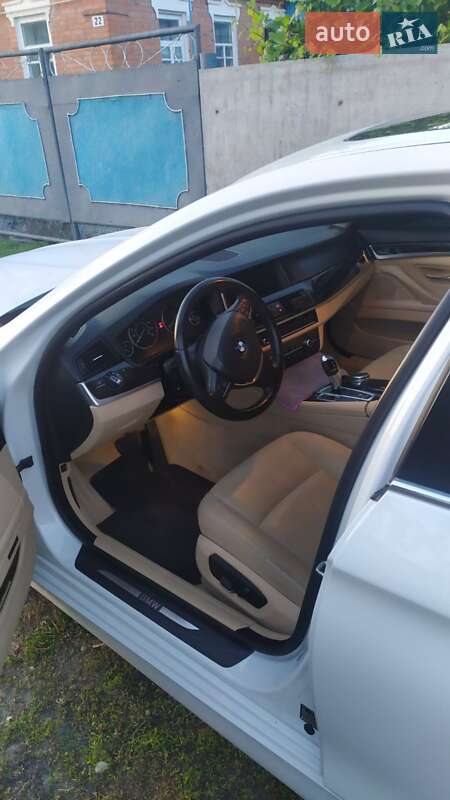 Седан BMW 5 Series 2015 в Ромнах