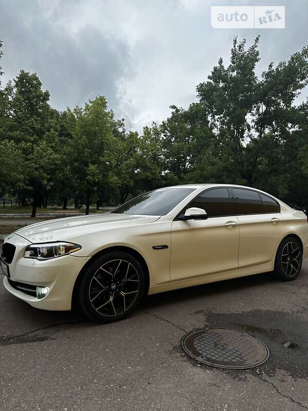 Седан BMW 5 Series 2012 в 