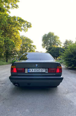 Седан BMW 5 Series 1988 в Хороле