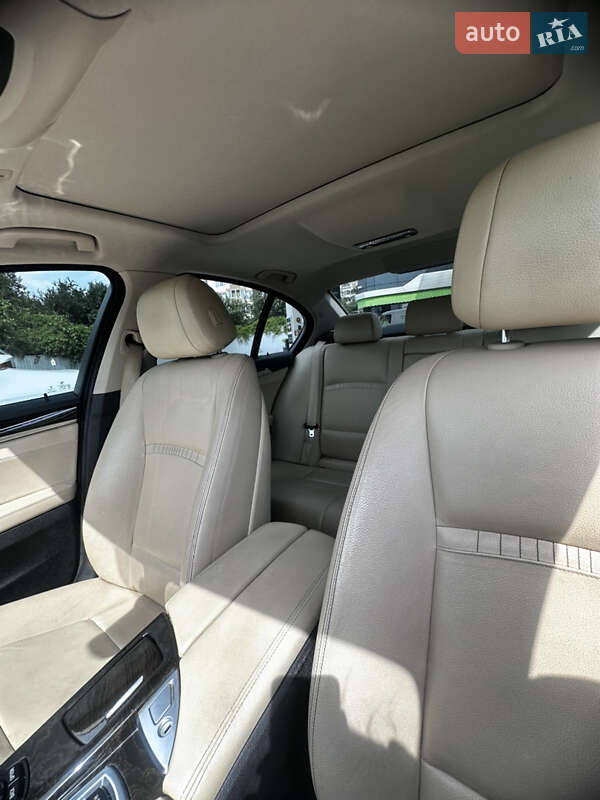 Седан BMW 5 Series 2015 в Львові
