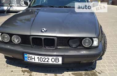 Седан BMW 5 Series 1990 в Роздільній