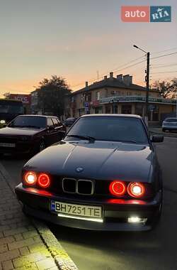 Седан BMW 5 Series 1990 в Білгороді-Дністровському