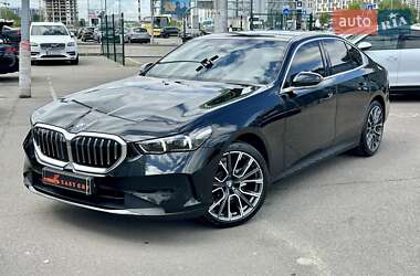 Седан BMW 5 Series 2023 в 