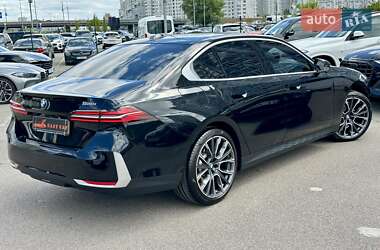 Седан BMW 5 Series 2023 в 