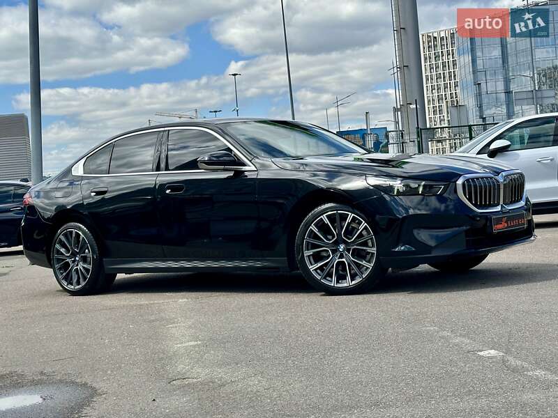 Седан BMW 5 Series 2023 в Киеве