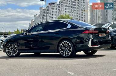 Седан BMW 5 Series 2023 в 