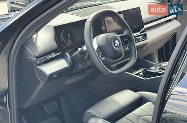 Седан BMW 5 Series 2023 в 