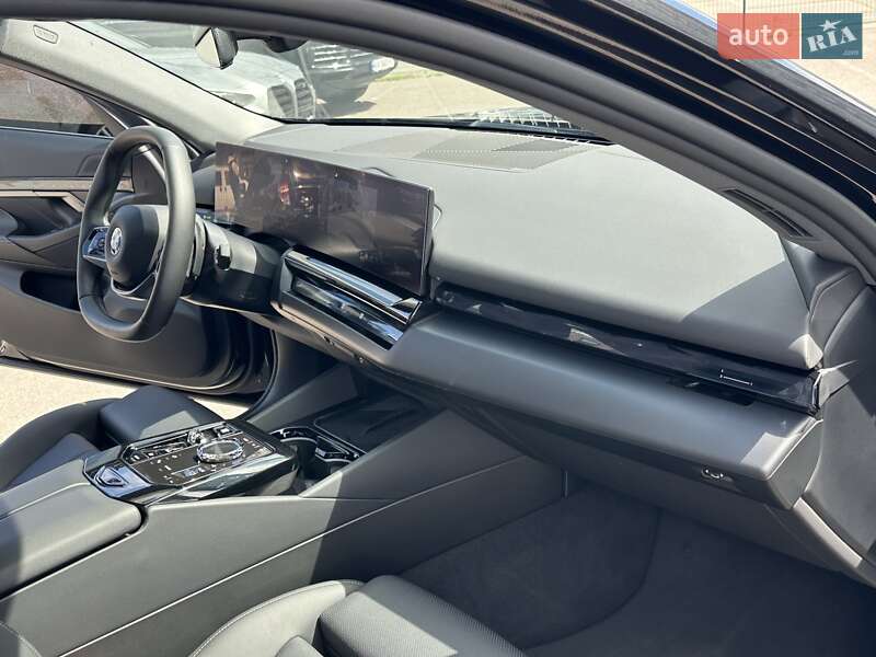 Седан BMW 5 Series 2023 в Киеве
