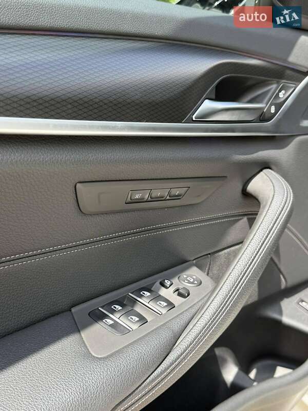 Седан BMW 5 Series 2023 в Новояворівську