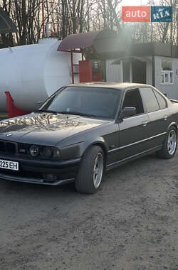 Седан BMW 5 Series 1988 в Львові