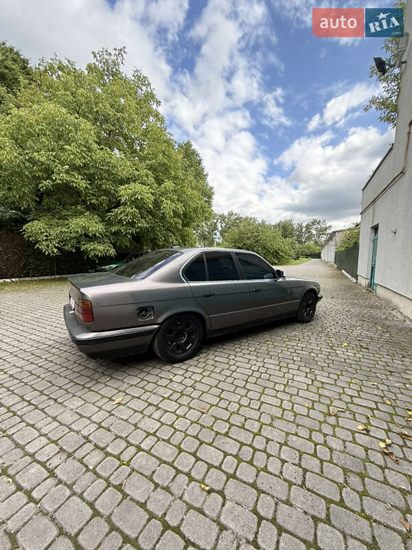 Седан BMW 5 Series 1988 в Львові