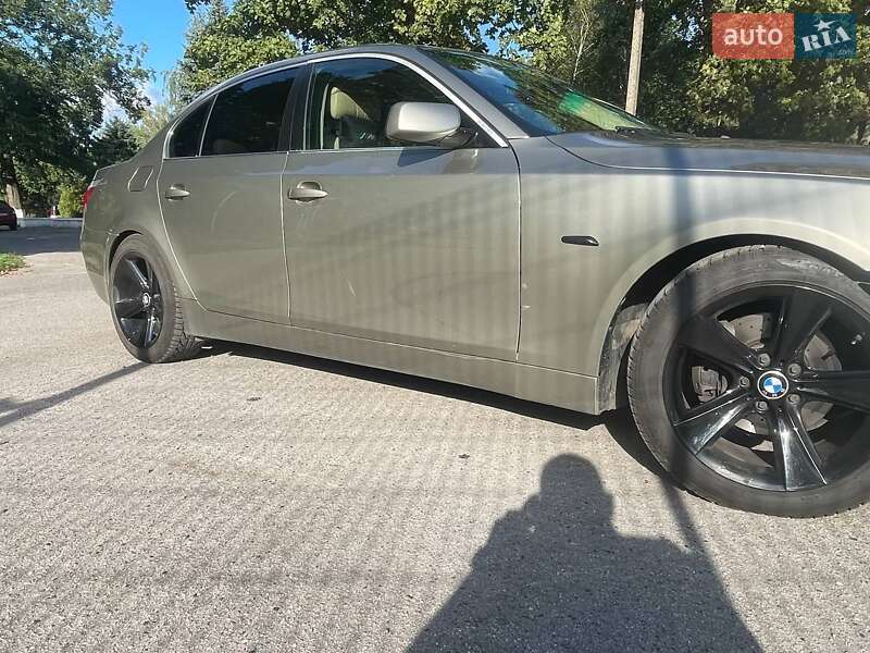 Седан BMW 5 Series 2004 в Карлівці