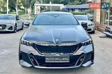 Седан BMW 5 Series 2023 в 
