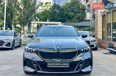 Седан BMW 5 Series 2023 в 