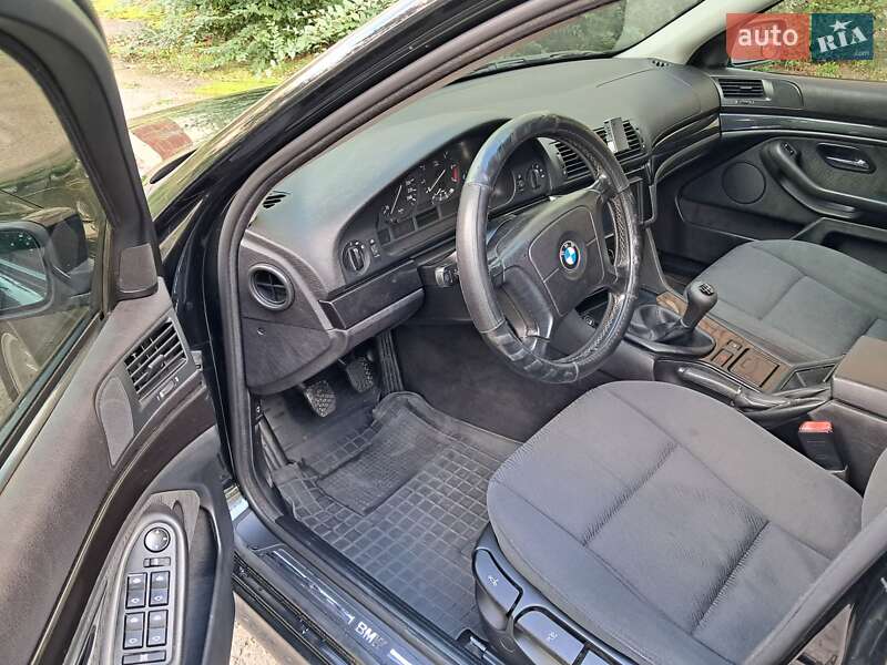Седан BMW 5 Series 2000 в Черновцах