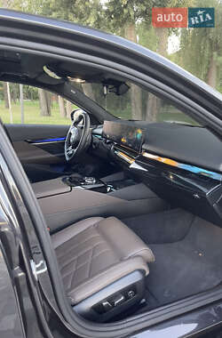 Седан BMW 5 Series 2023 в  фото 5 Седан BMW 5 Series 2023 в
