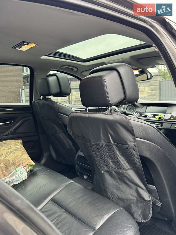 Седан BMW 5 Series 2011 в Вараше фото 20 Седан BMW 5 Series 2011 в Вараше