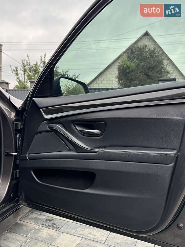 Седан BMW 5 Series 2011 в Вараше фото 22 Седан BMW 5 Series 2011 в Вараше