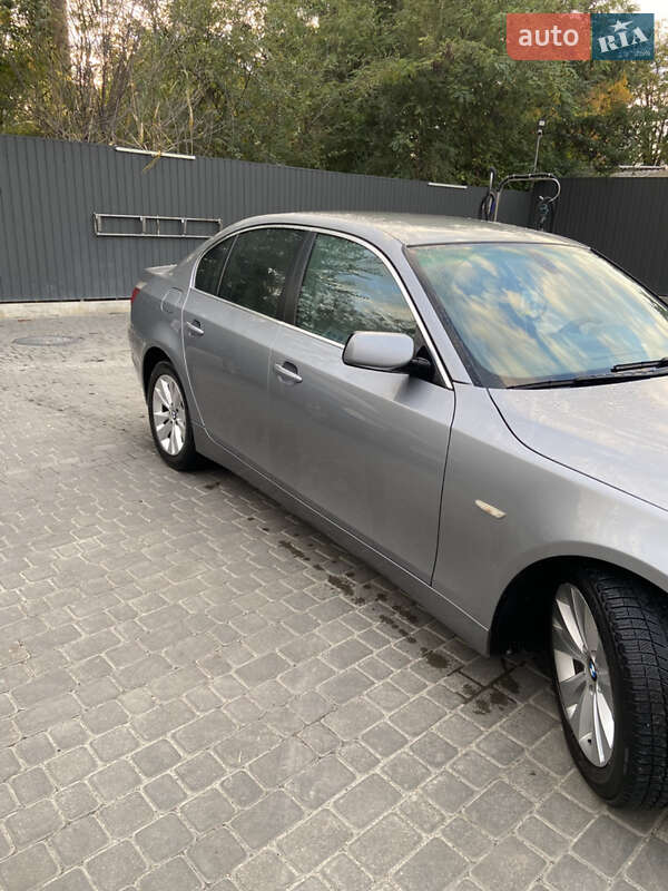 Седан BMW 5 Series 2004 в Измаиле