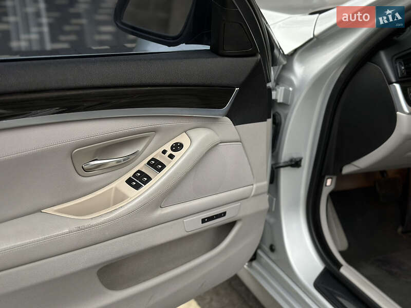 Седан BMW 5 Series 2012 в Сваляве