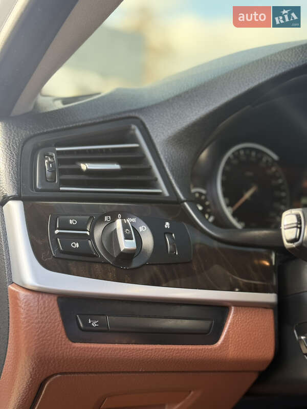 Седан BMW 5 Series 2012 в Березане