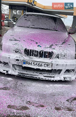 Седан BMW 5 Series 2003 в Авангарді
