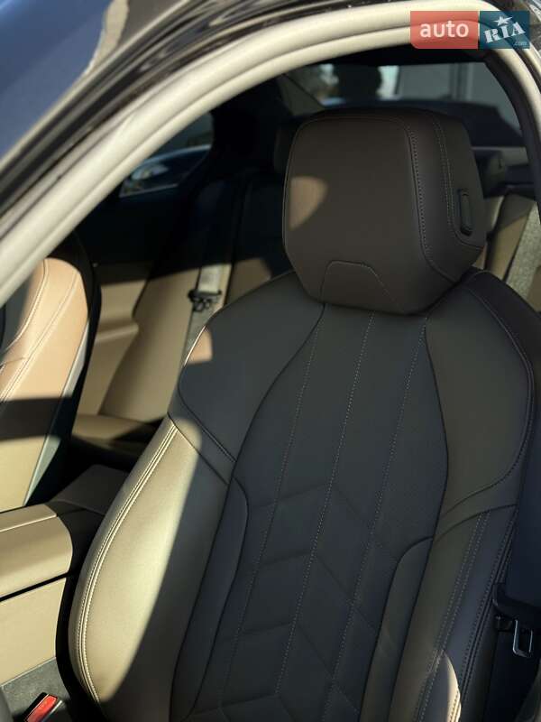 Седан BMW 5 Series 2024 в Львові