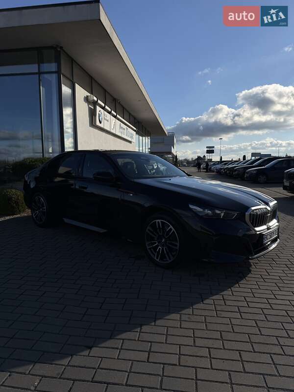 Седан BMW 5 Series 2024 в Львові