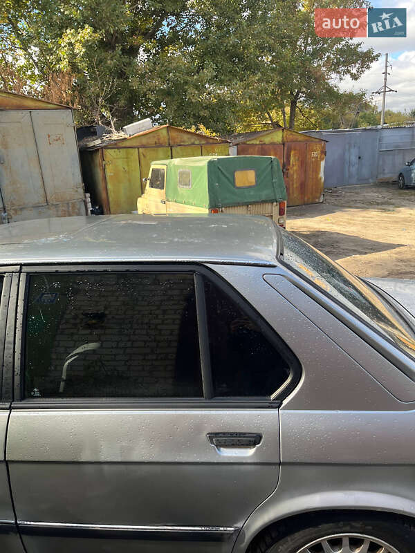 Седан BMW 5 Series 1987 в Киеве